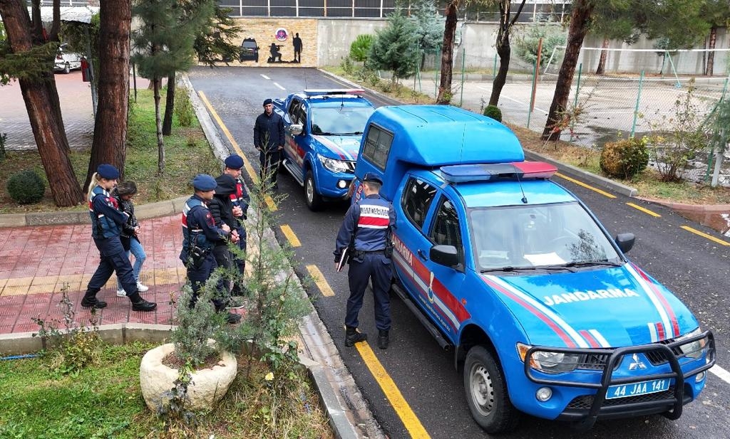 54 yaşındaki kadını darp edip evini yağmaladılar