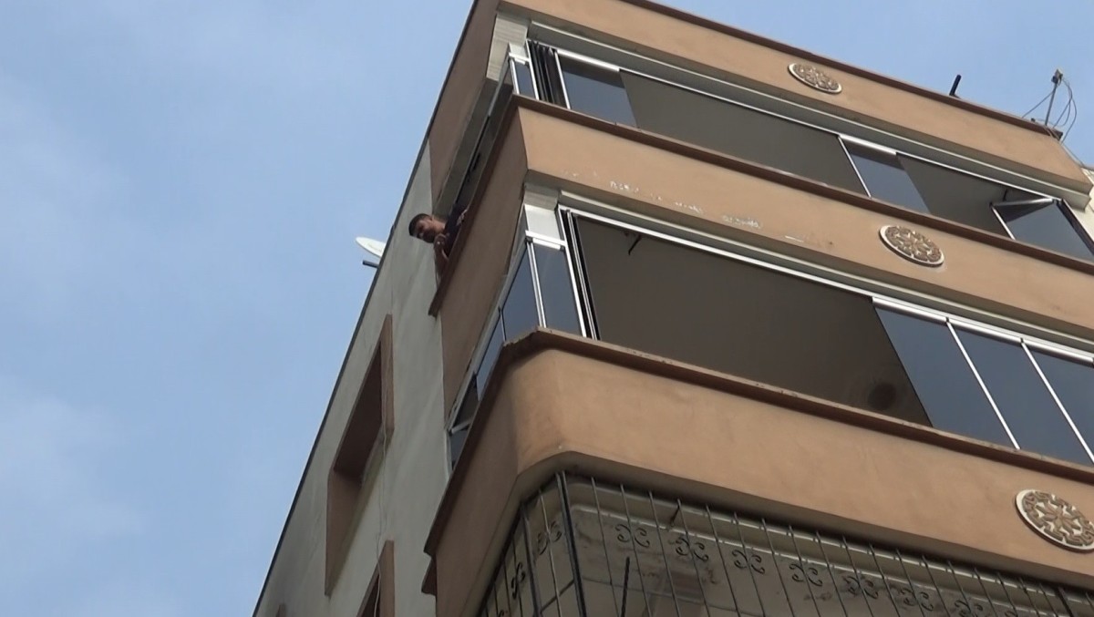 Apartmanda çıkan yangında anne ve 3 çocuğu mahsur kaldı