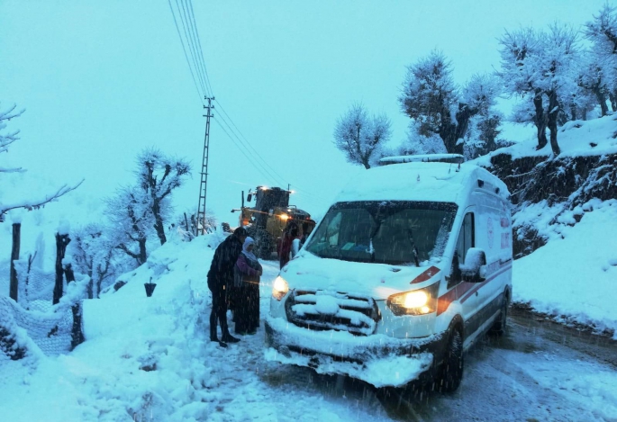 Batmanda köyde fenalaşan hasta 8 saatlik çalışmayla hastaneye ulaştırıldı