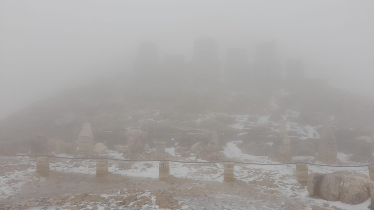 Beyaza bürünen Nemrut Dağı sisin etkisine girdi
