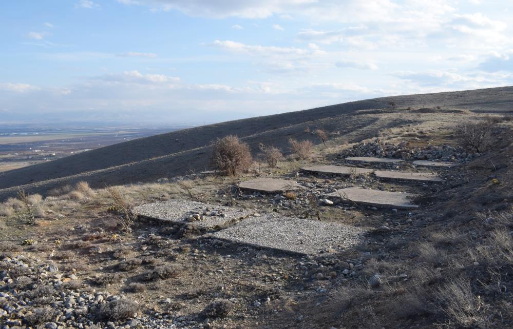 Bin 200 metre rakımdaki betonla kapatılan petrol kuyuları şaşırtıyor