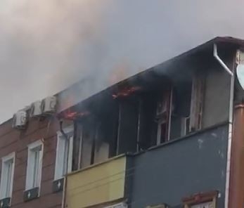 Çatı katında çıkan yangın maddi hasara yol açtı - Videolu Haber
