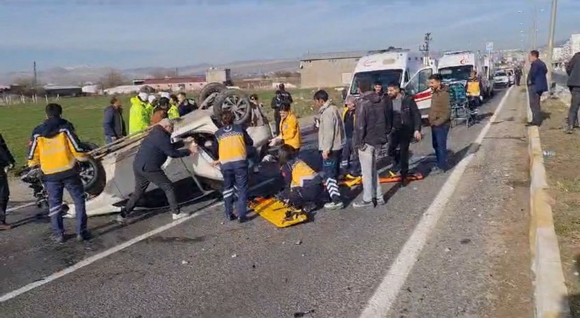 Diyarbakır'da hafriyat kamyonu otomobille çarpıştı: 1'i ağır 3 yaralı