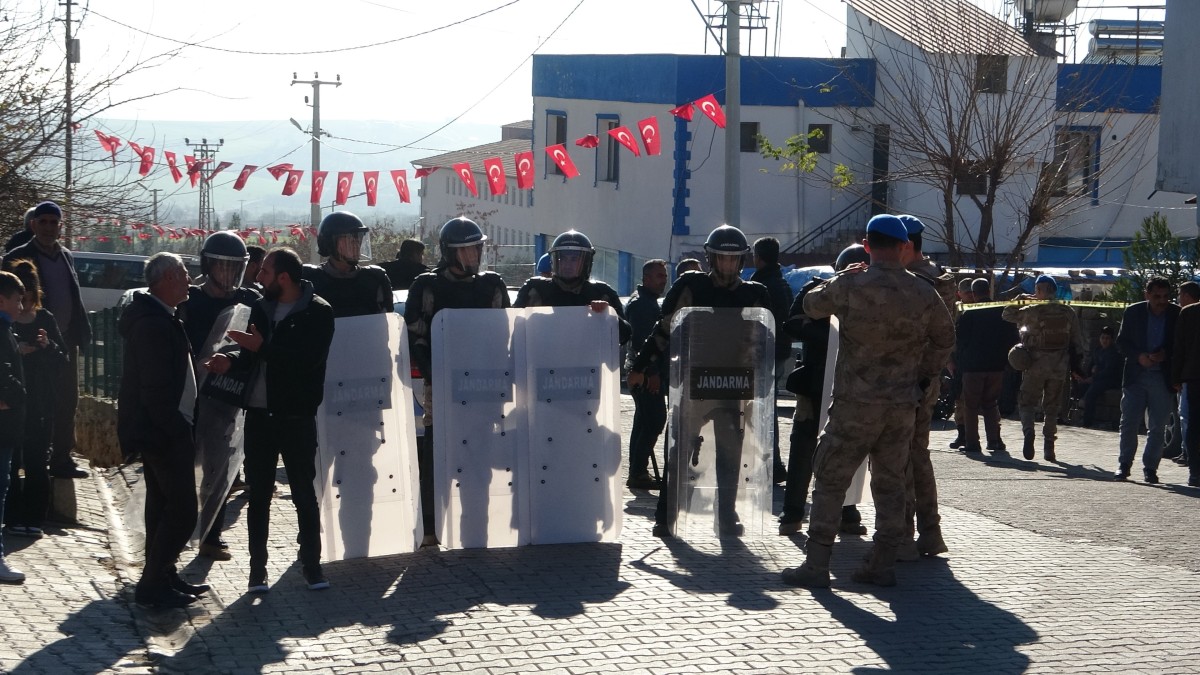 Diyarbakır’da öğrencilerin kavgasına veliler de dahil oldu, polis ve jandarma müdahale etti 