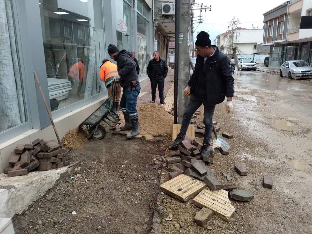 Gölbaşı Belediyesi kaldırımları onarıyor