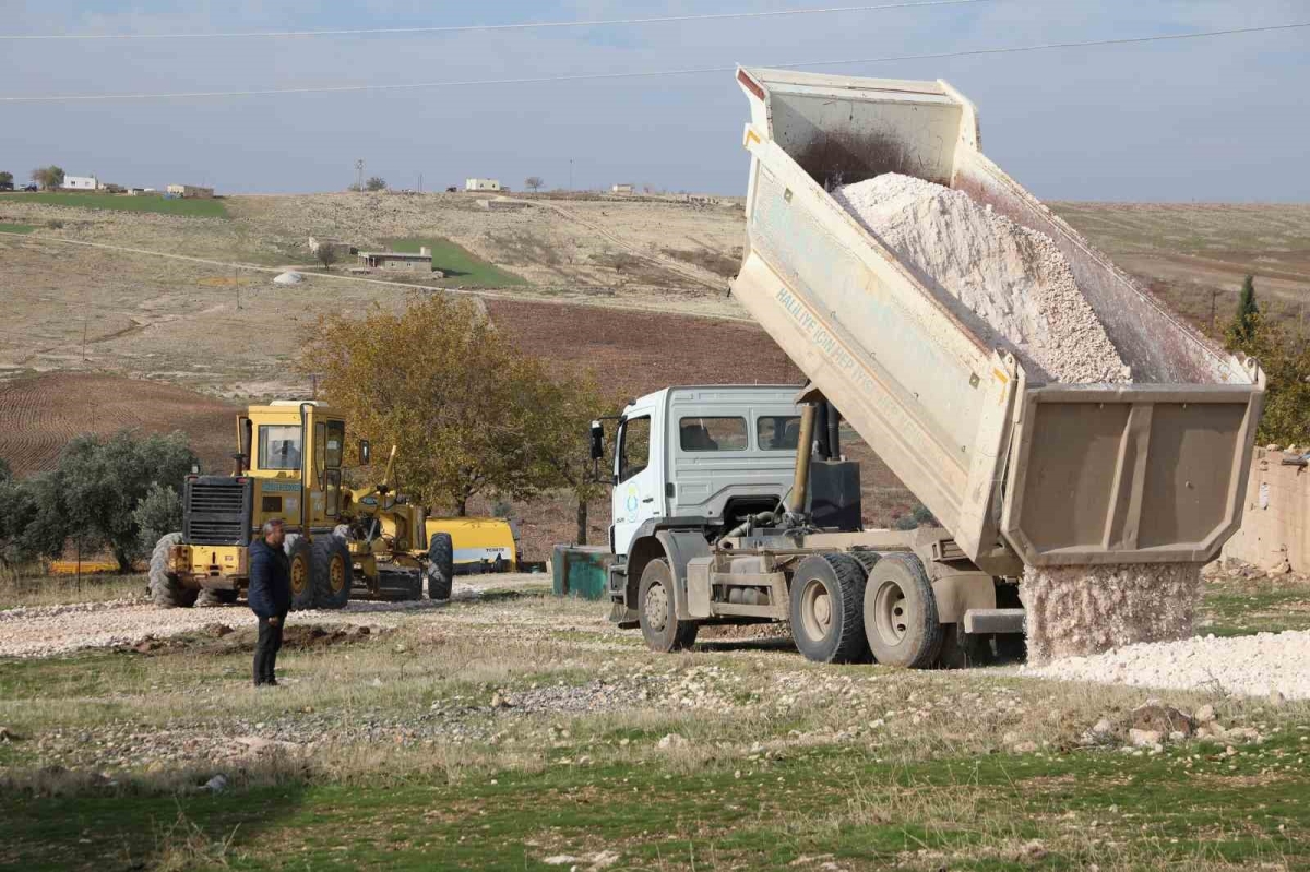 Haliliye’de merkez ve kırsal mahallelerde yol çalışması
