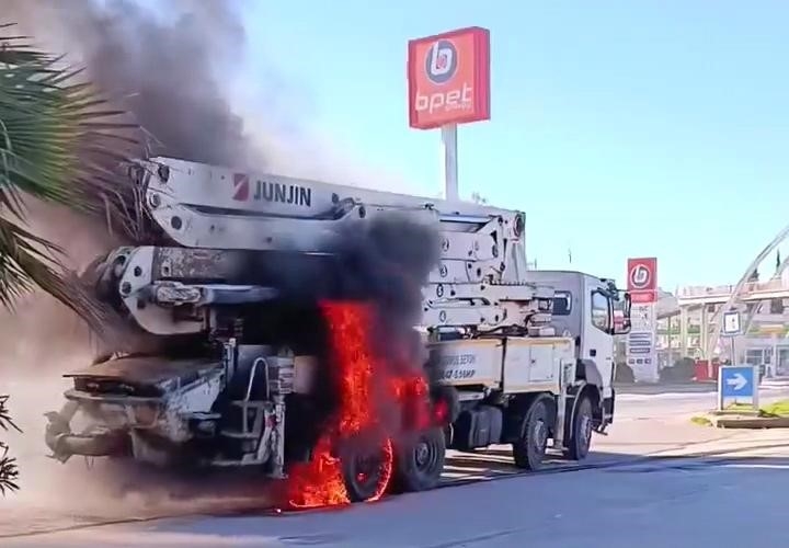 Hayatını tehlikeye atan sürücü facia yaşanmasını engelledi Videolu