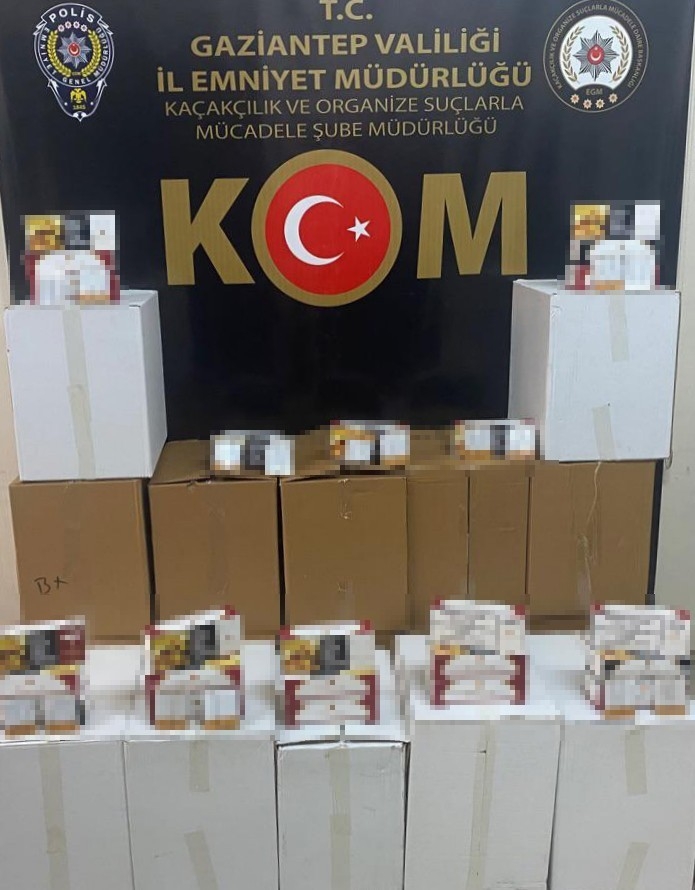 Kolilerden kaçak makaron fışkırdı
