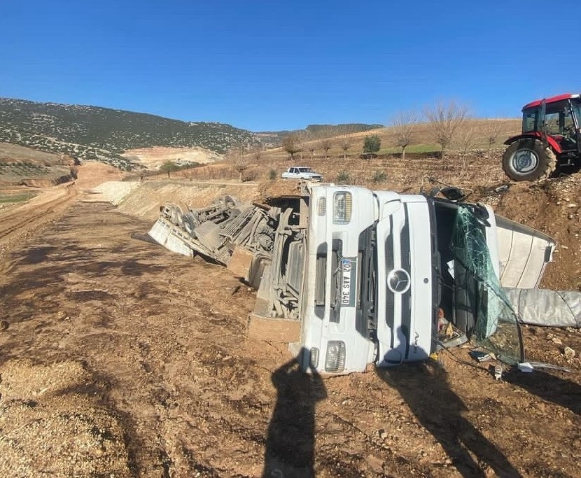 Kontrolden çıkan tır şarampole devrildi: 1 yaralı
