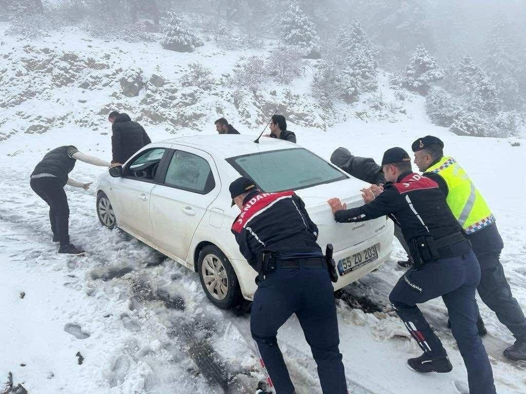 Mahsur kalan öğretmenleri jandarma kurtardı
