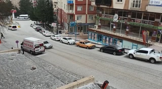 Mardin'de dolu yağışı kenti beyaza bürüdü