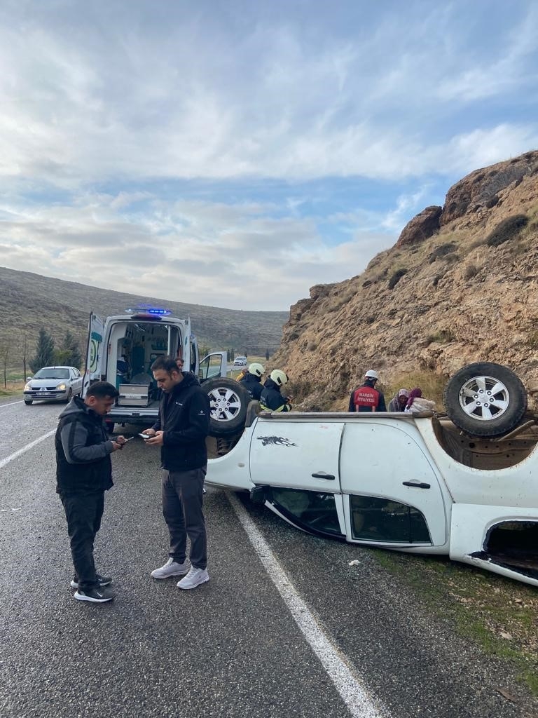 Mardin’de sürücüsünün kontrolünden çıkan otomobil takla attı: 3 yaralı
