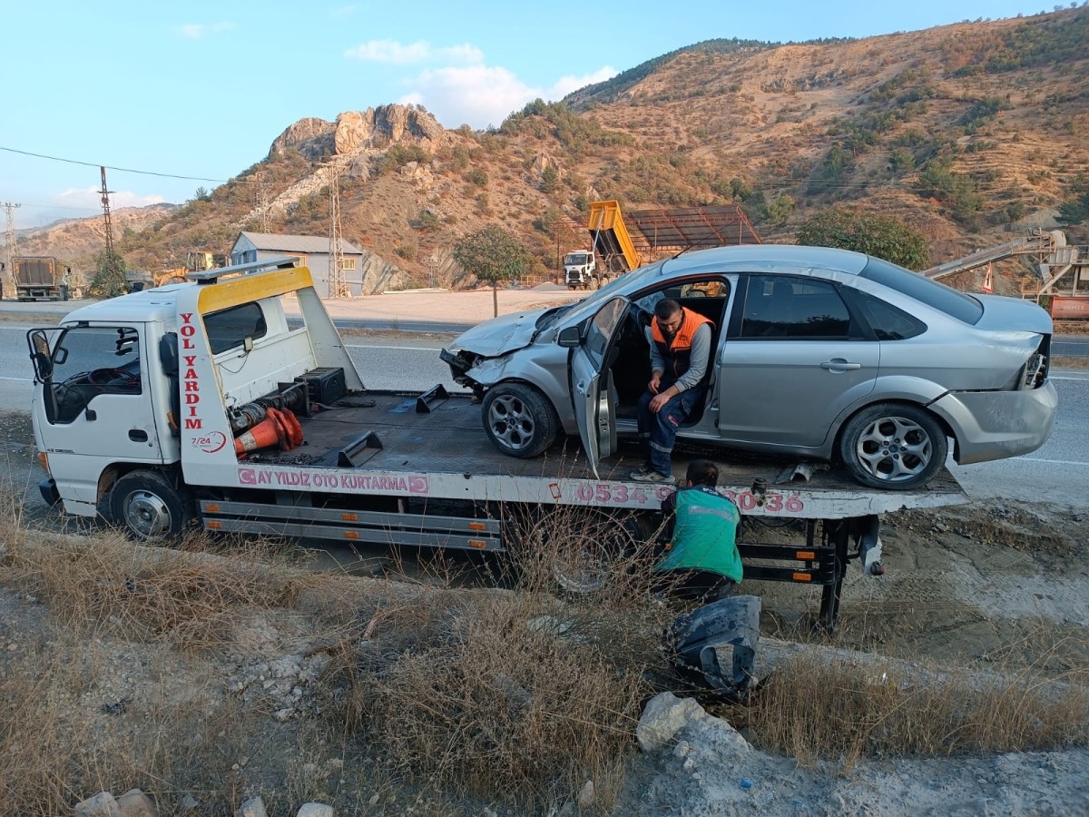 Menfeze çarpan otomobil sürücüsü yaralandı