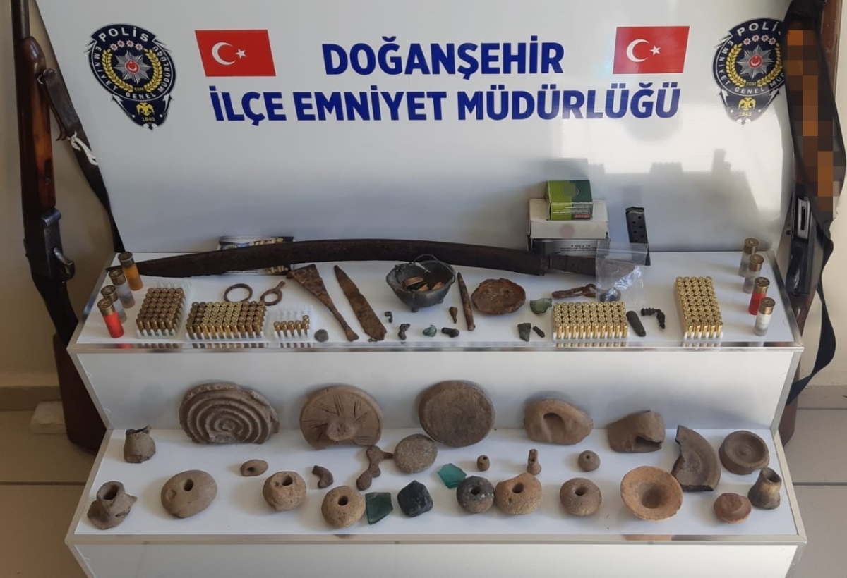 Polis uyuşturucu madde ararken tarihi eser buldu
