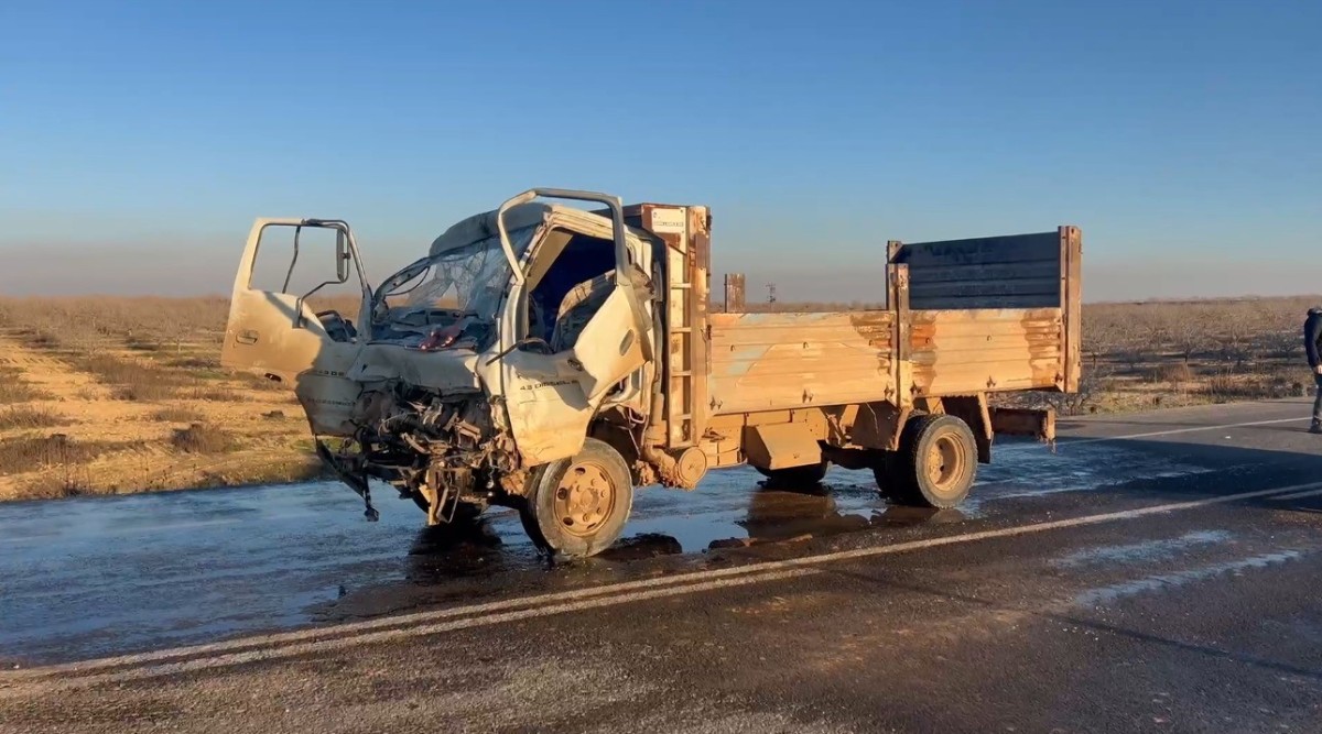 Şanlıurfa’da kamyonet tıra arkadan çarptı: 2 yaralı