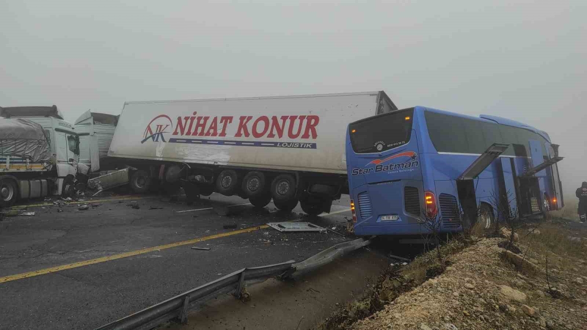 Şanlıurfa’da yolcu otobüsü ile 2 tır çarpıştı: Ölü ve yaralılar var - Videolu Haber
