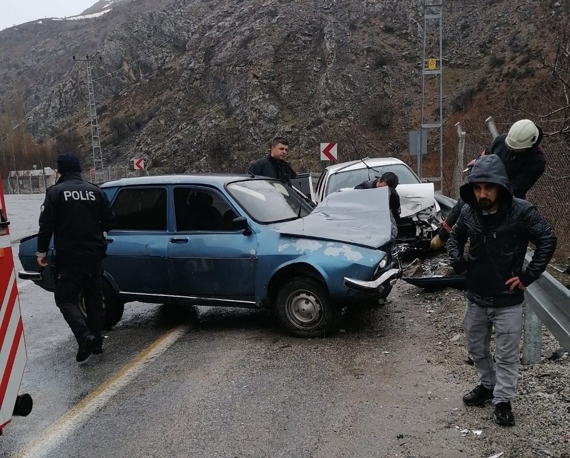 Şerit ihlali kazaya neden oldu:  5 yaralı
