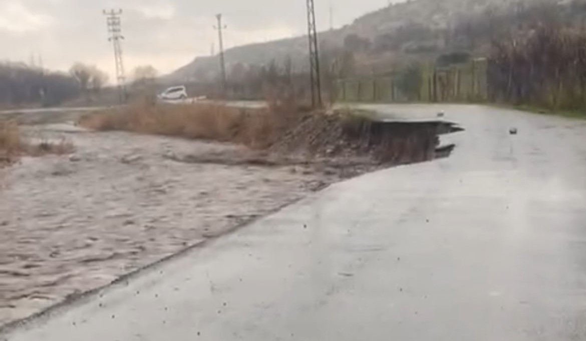 Şırnak’ta dereler taştı, yol çöktü - Videolu Haber