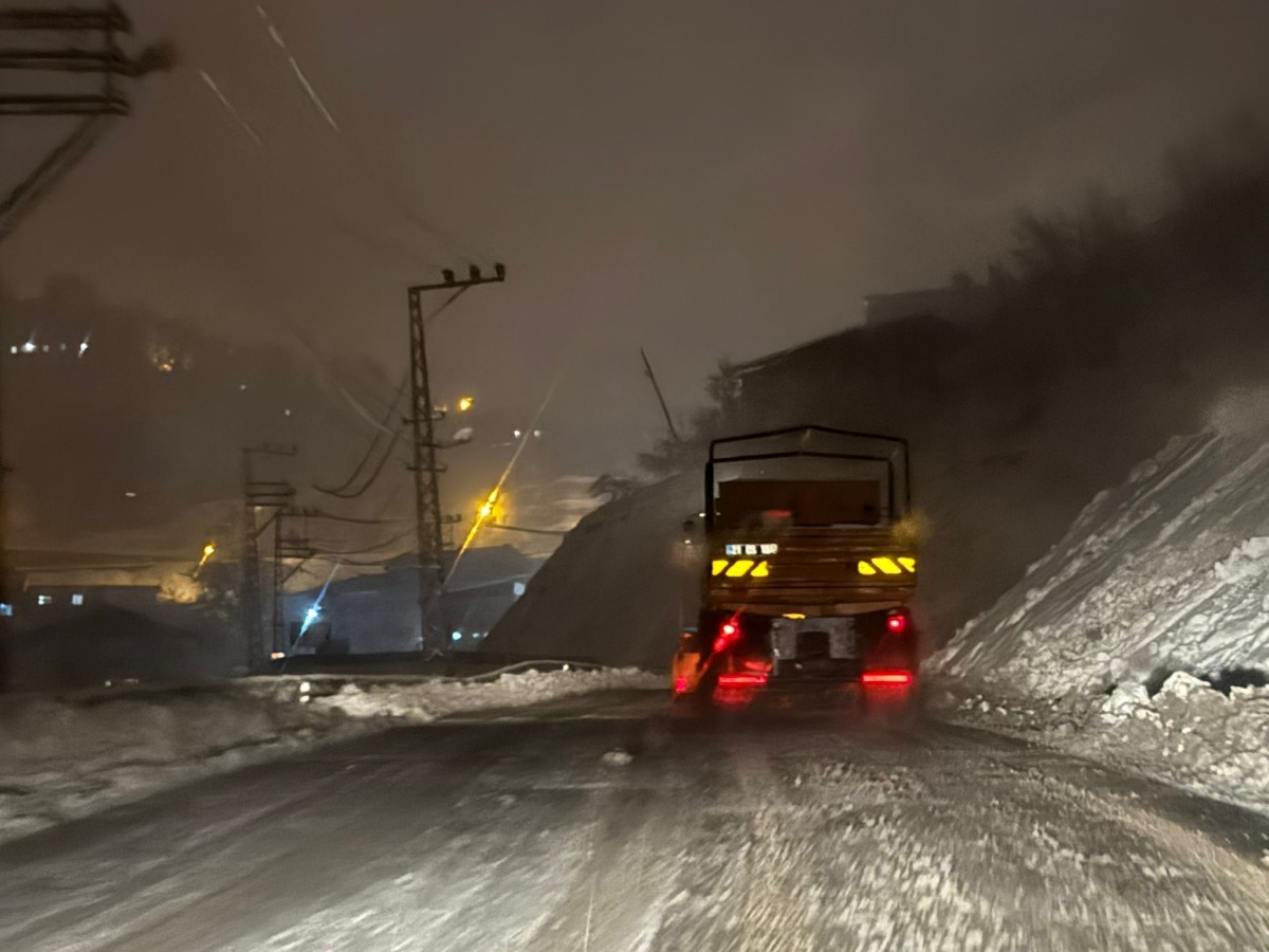 Şırnak'ta kar nedeniyle kapanan yolları açma çalışmaları devam ediyor 