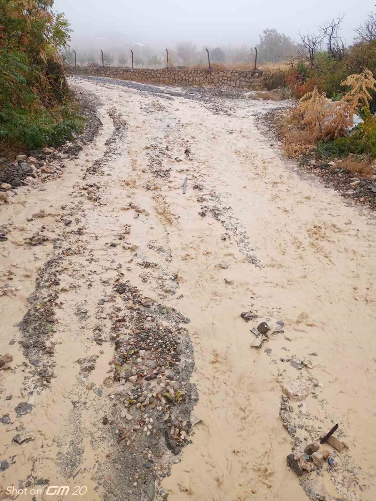 Tut Çanakçı yolunda sel hasara neden oldu
