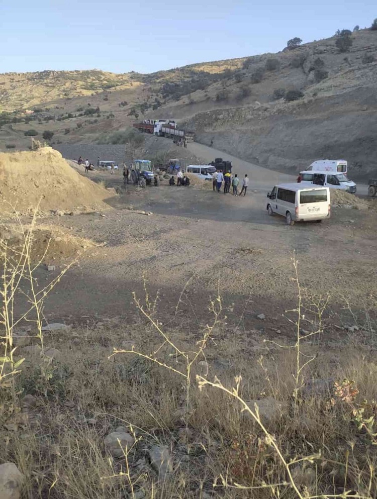 Yardım beklerken gölgesinde oturduğu tır hareket etti, feci şekilde can verdi
