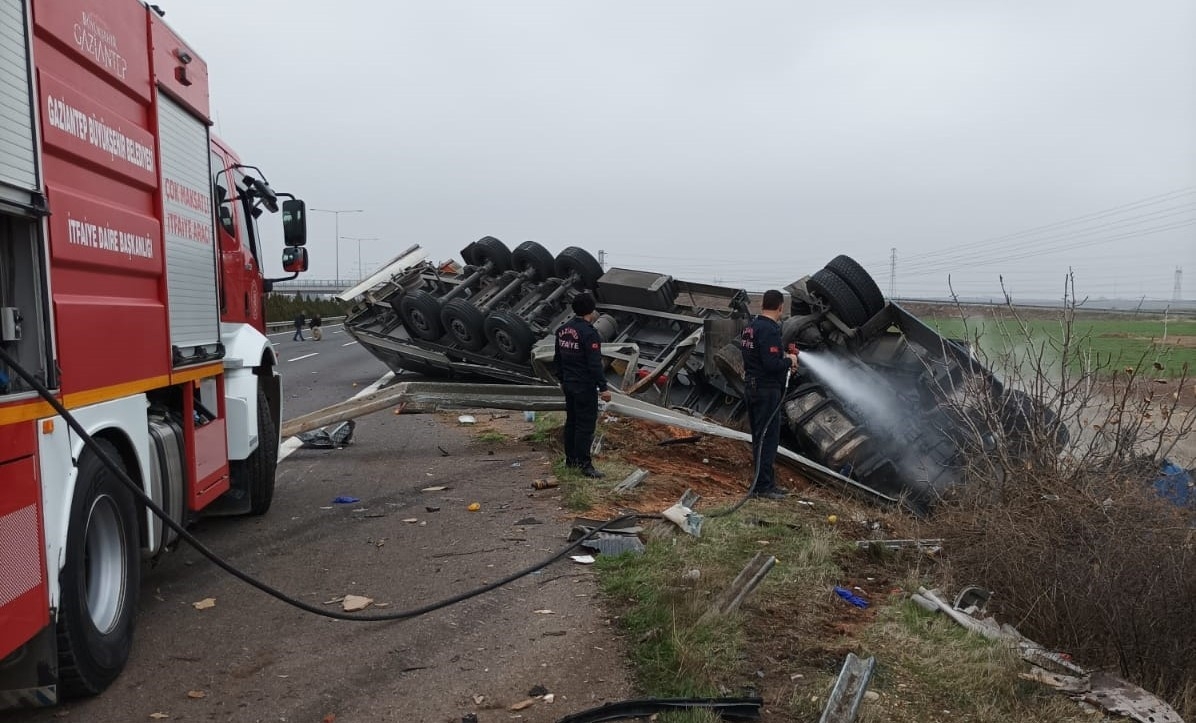 Yolcu minibüsü ile tır çarpıştı: 1 yaralı
