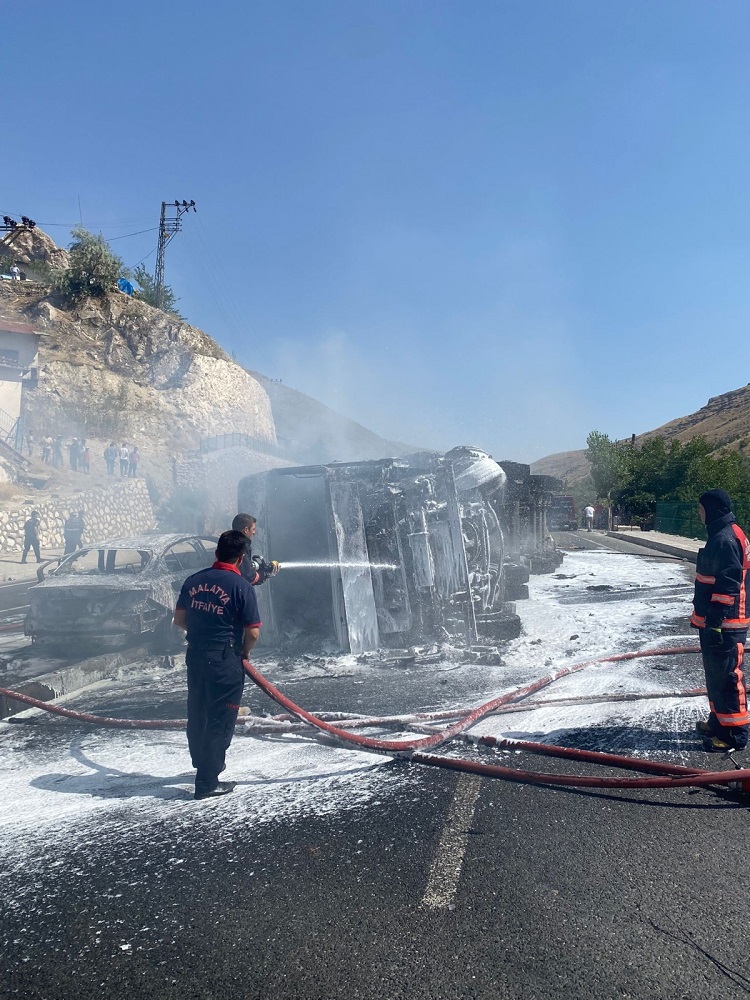 Tır ile otomobilin çarpışmasında araçlar küle döndü: 5 yaralı