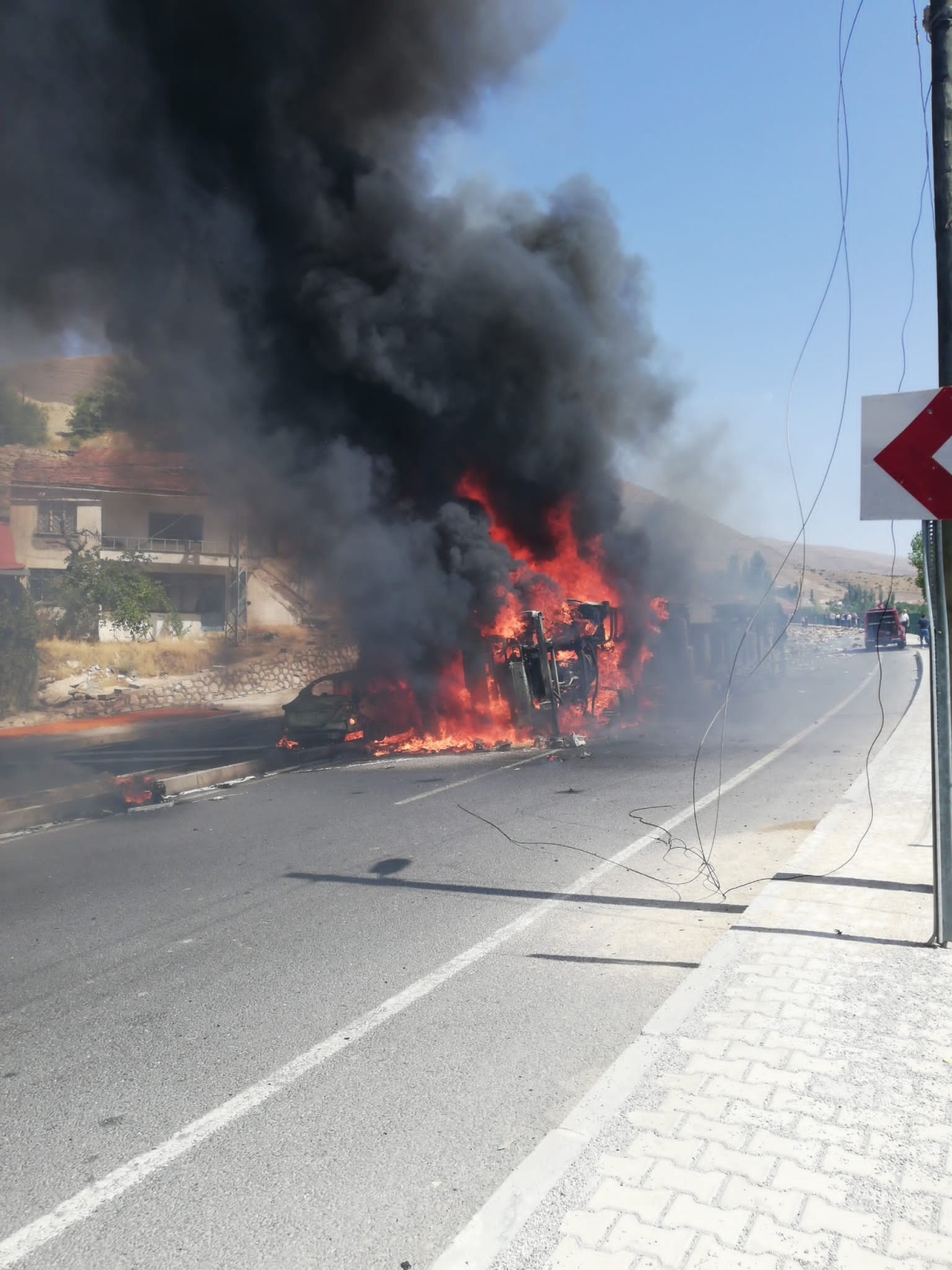 Tır ile otomobilin çarpışmasında araçlar küle döndü: 5 yaralı