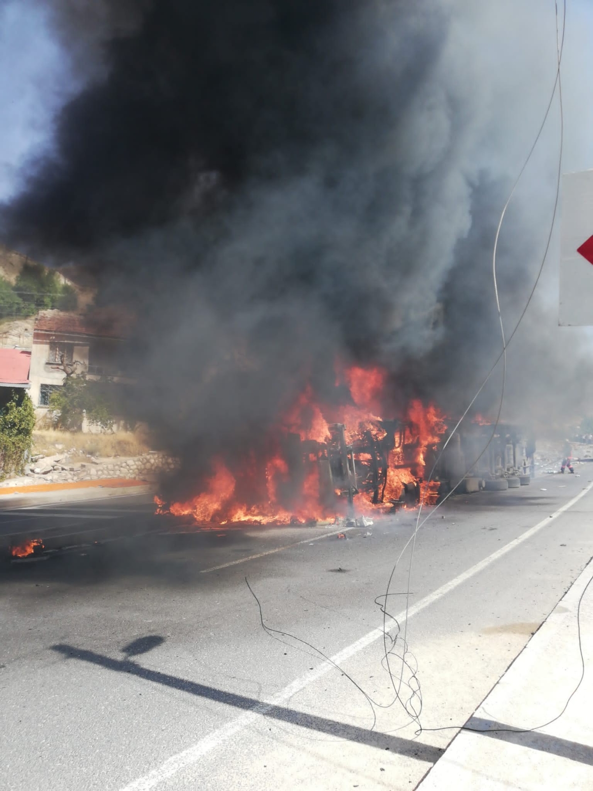 Tır ile otomobilin çarpışmasında araçlar küle döndü: 5 yaralı