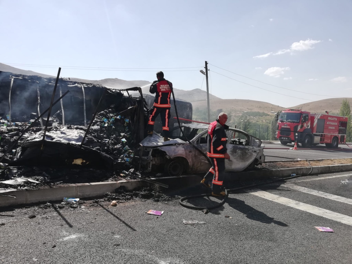 Tır ile otomobilin çarpışmasında araçlar küle döndü: 5 yaralı