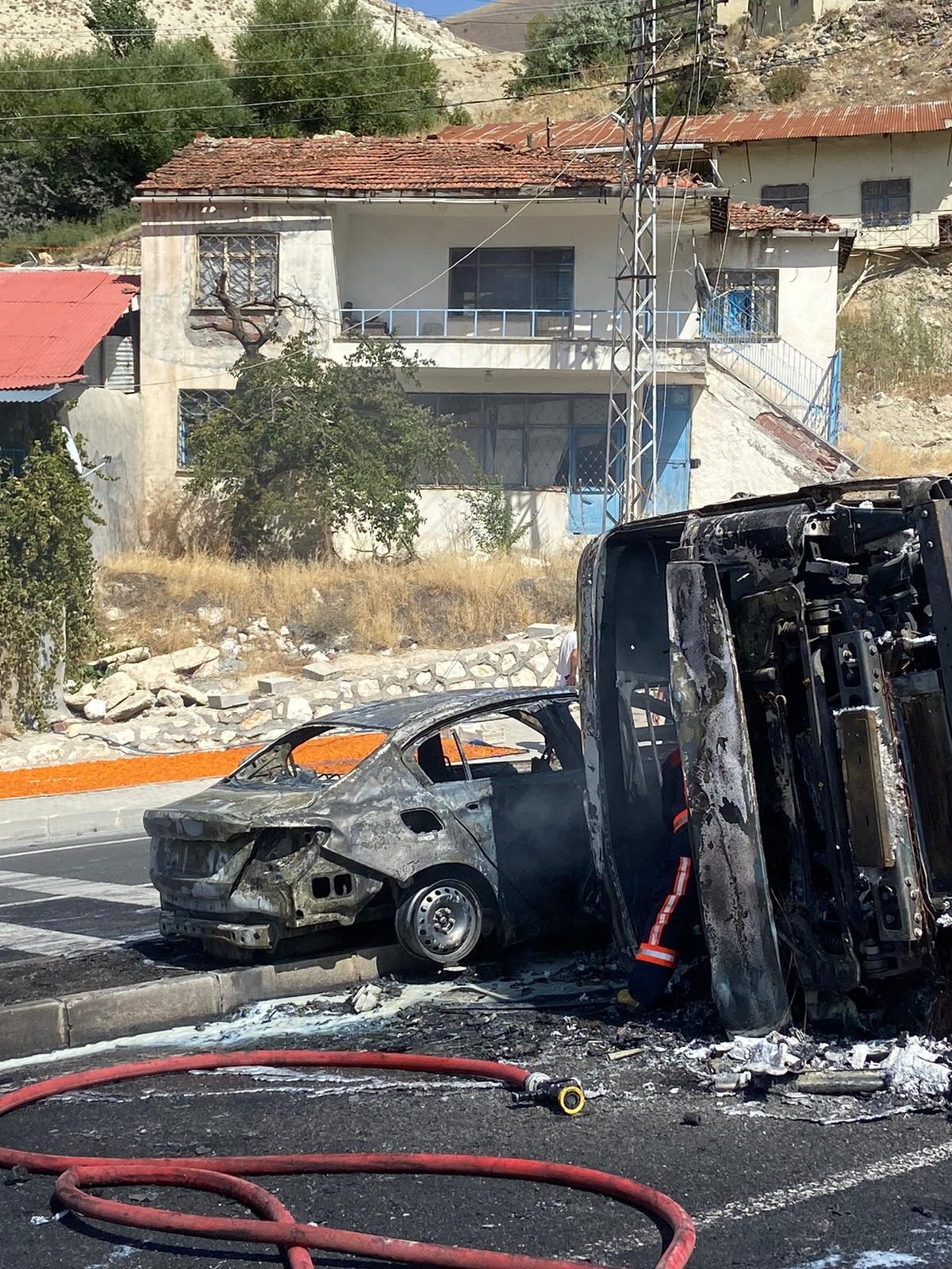 Tır ile otomobilin çarpışmasında araçlar küle döndü: 5 yaralı