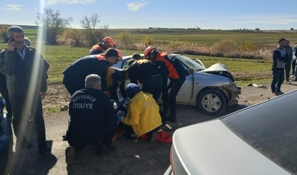  Otomobiller kafa kafaya çarpıştı: 1 ölü, 3 yaralı