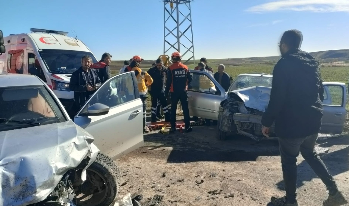  Otomobiller kafa kafaya çarpıştı: 1 ölü, 3 yaralı