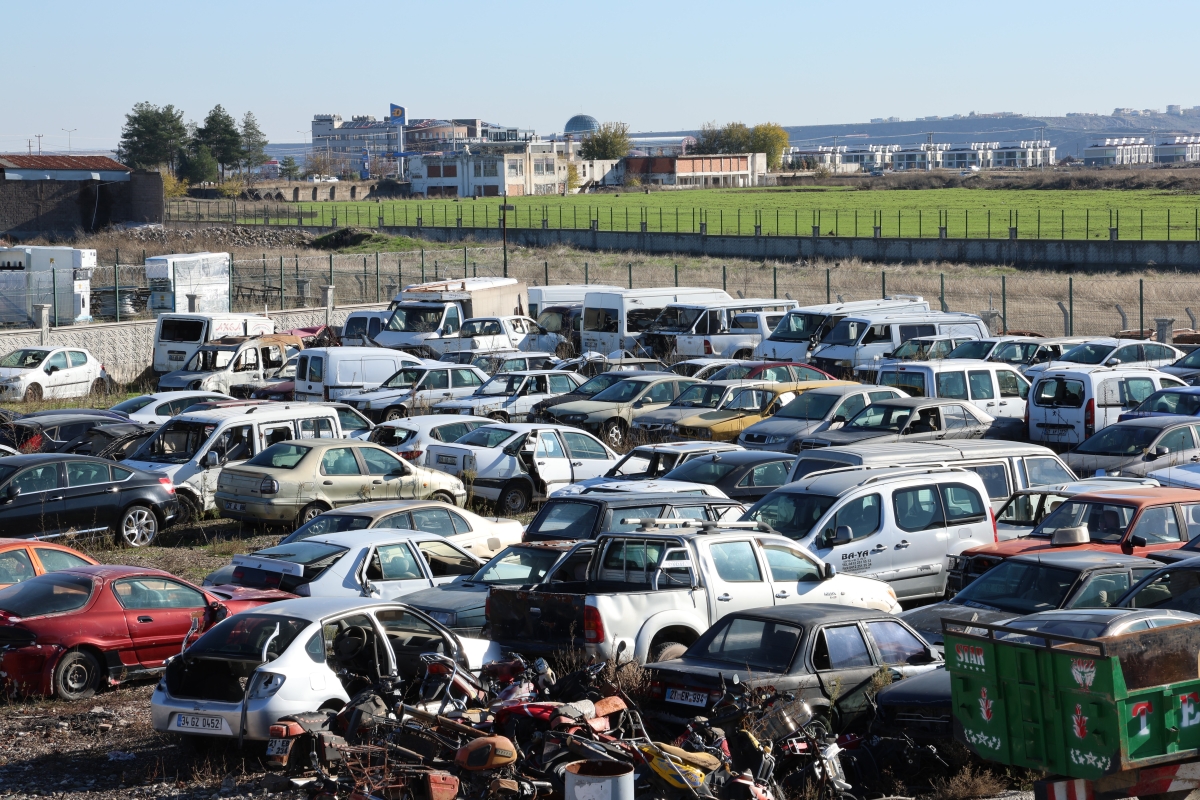 Diyarbakır’da yediemin otoparkında yaklaşık 100 milyon lira değerinde yüzlerce araç sahibini bekliyor