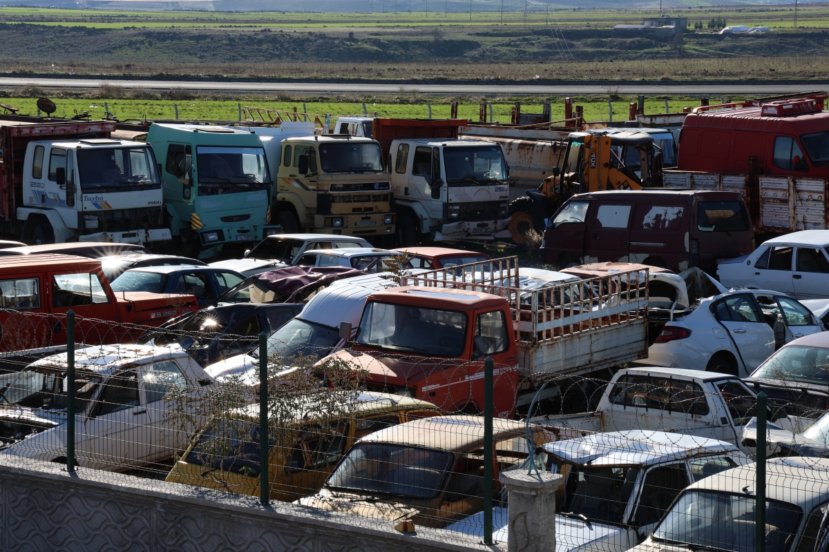 Diyarbakır’da yediemin otoparkında yaklaşık 100 milyon lira değerinde yüzlerce araç sahibini bekliyor