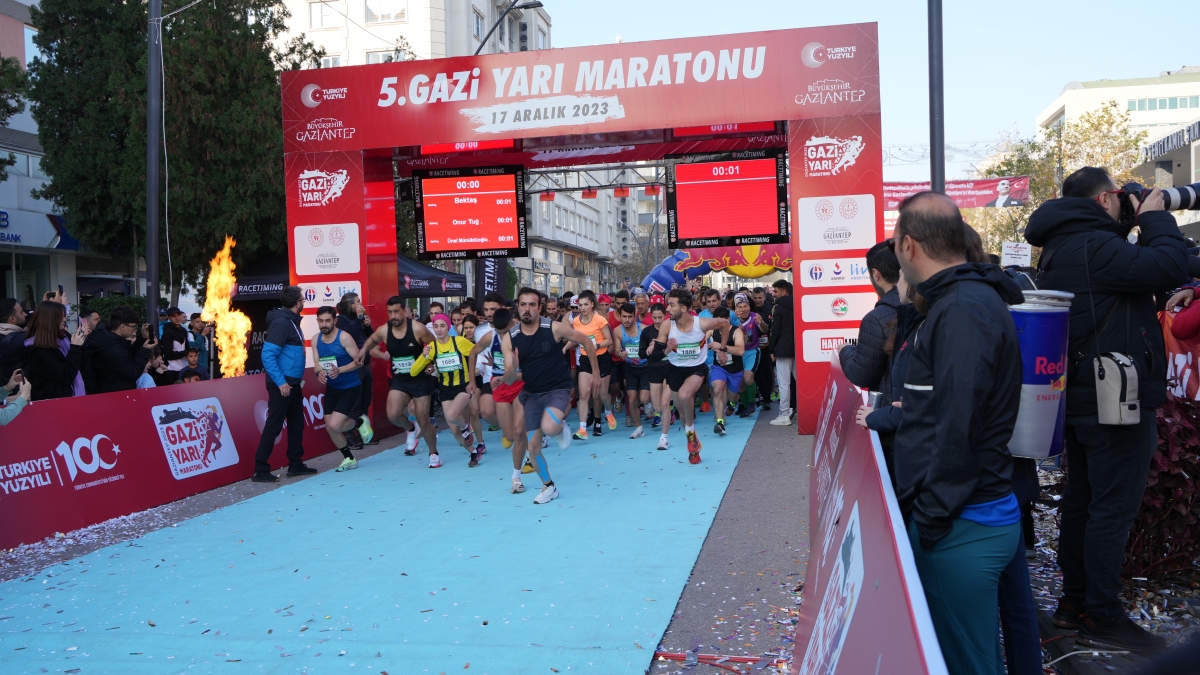 5. Gazi Yarı Maratonu bin 300 sporcunun katılımıyla gerşekleştirildi