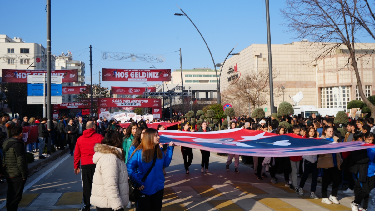 5. Gazi Yarı Maratonu bin 300 sporcunun katılımıyla gerşekleştirildi