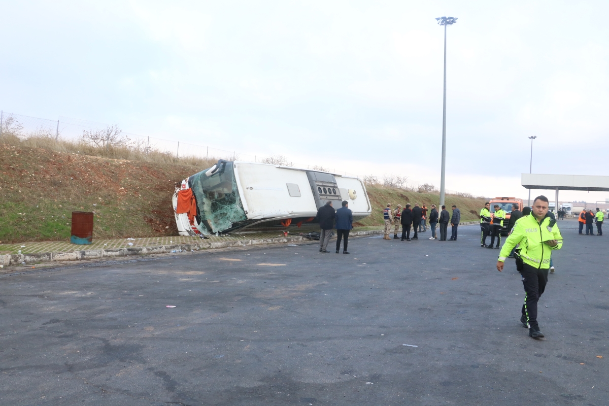 Şanlıurfa’da otobüs ile tır çarpıştı: 10 yaralı