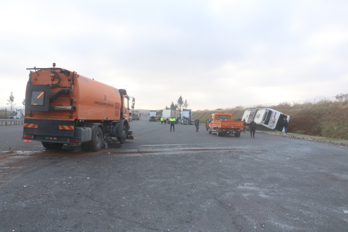 Şanlıurfa’da otobüs ile tır çarpıştı: 10 yaralı