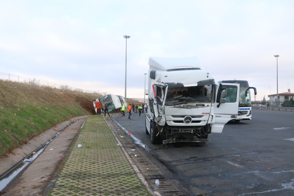 Şanlıurfa’da otobüs ile tır çarpıştı: 10 yaralı