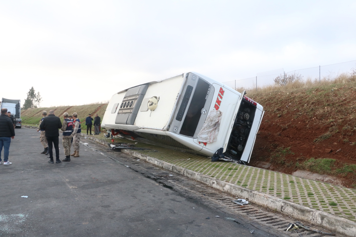 Şanlıurfa’da otobüs ile tır çarpıştı: 10 yaralı