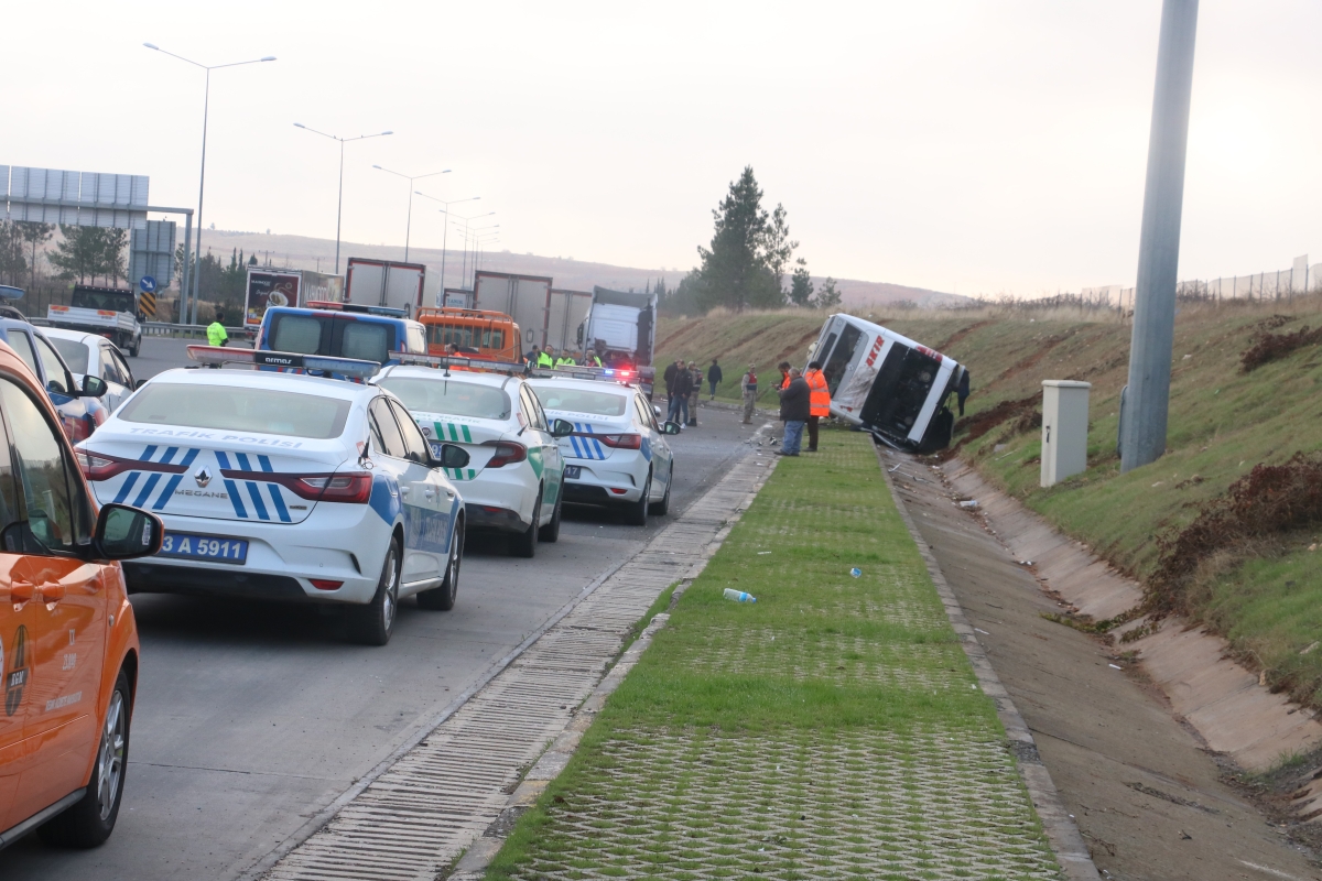 Şanlıurfa’da otobüs ile tır çarpıştı: 10 yaralı