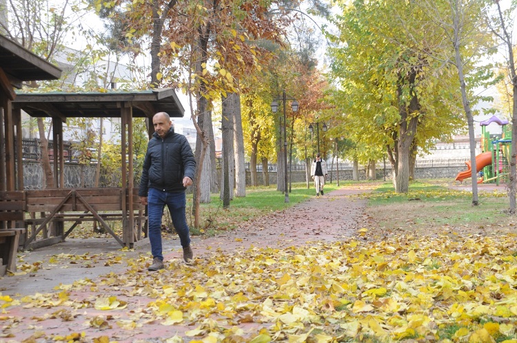 Sonbahar Dicle Nehri kenarını renk cümbüşüne çevirdi