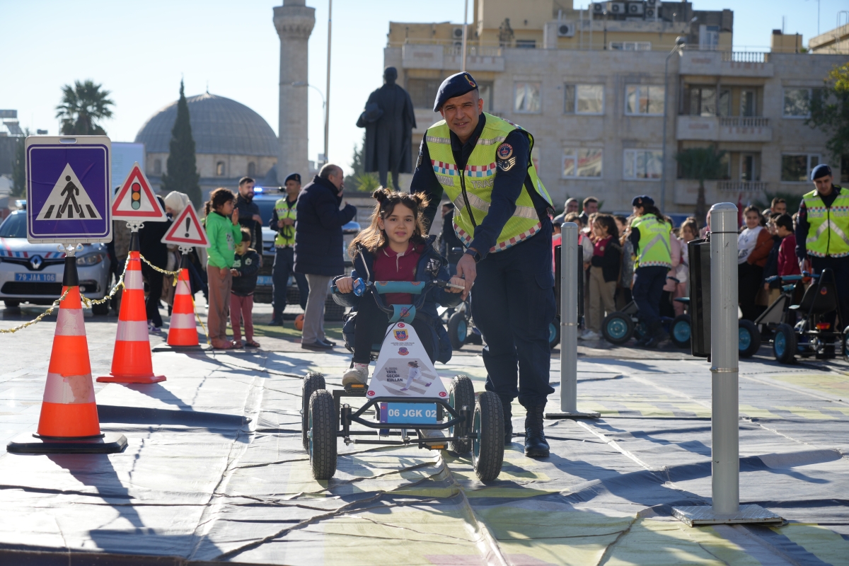 Jandarmadan öğrencilere trafik güvenliği eğitimi