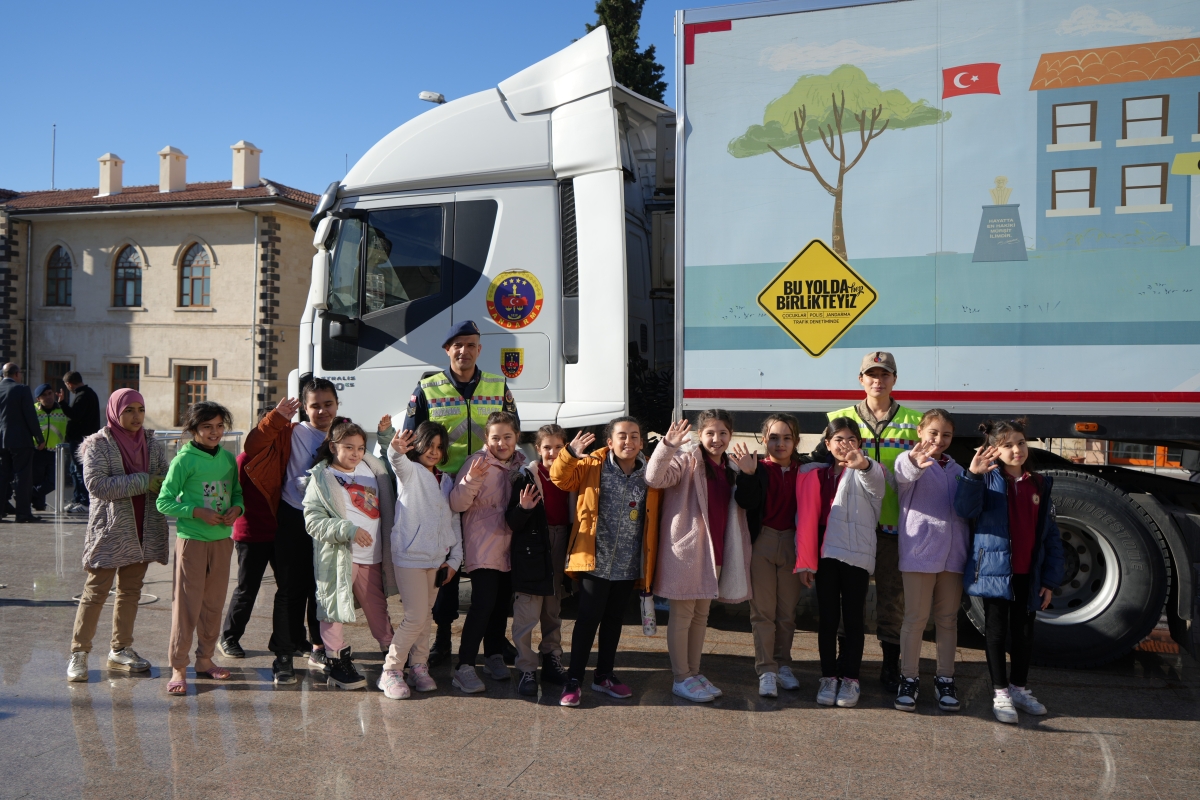 Jandarmadan öğrencilere trafik güvenliği eğitimi