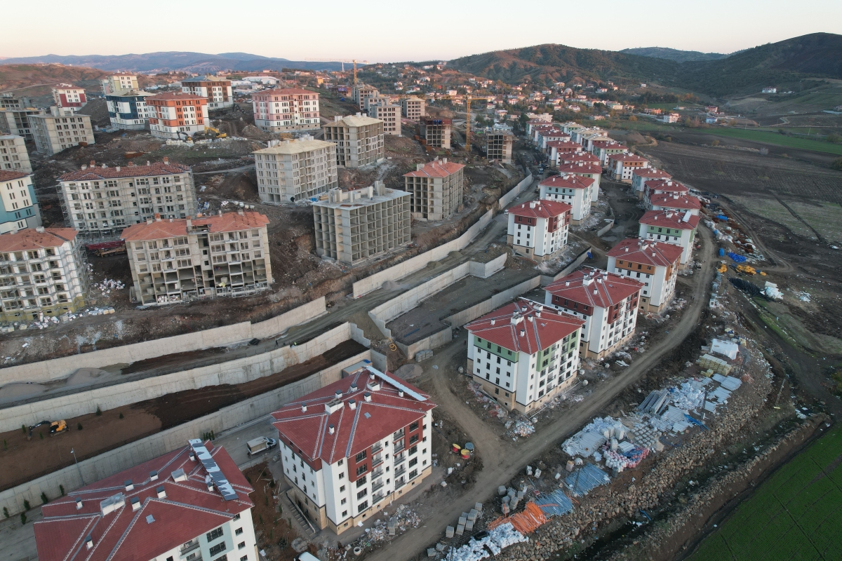 Deprem konutlarında örnek daire göz aldı 