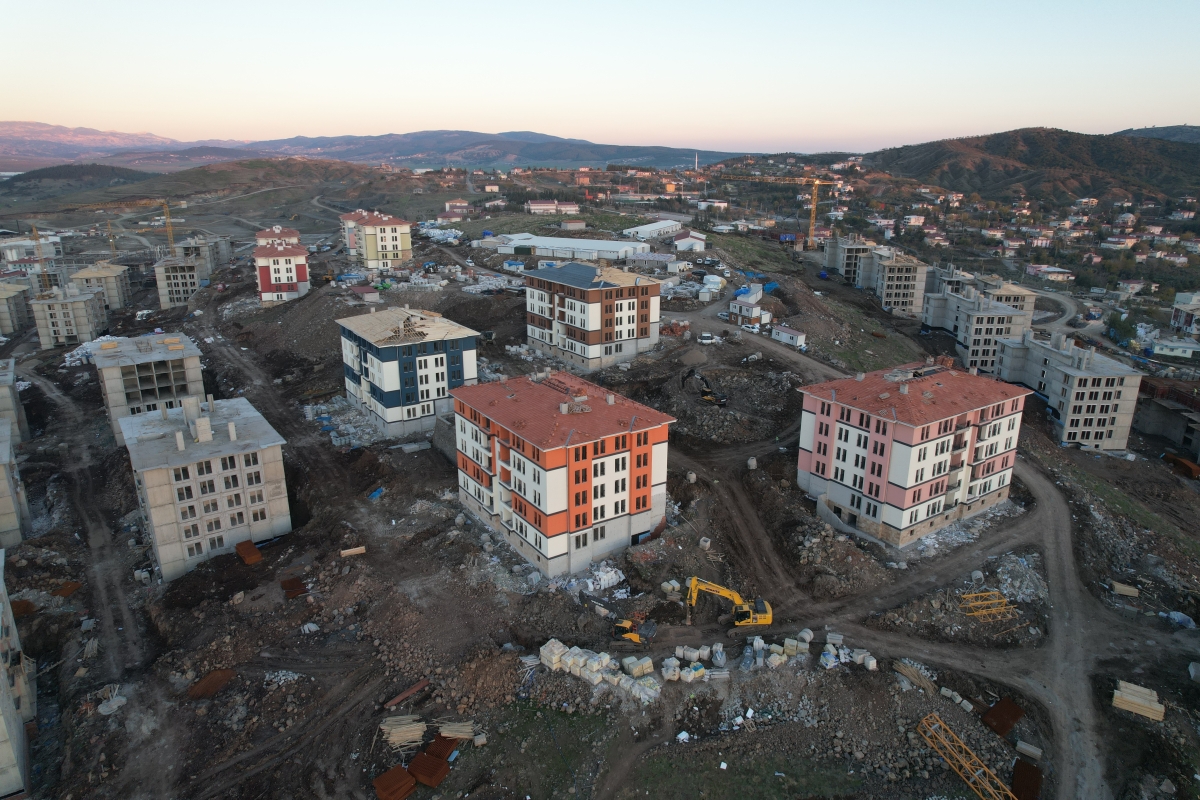 Deprem konutlarında örnek daire göz aldı 