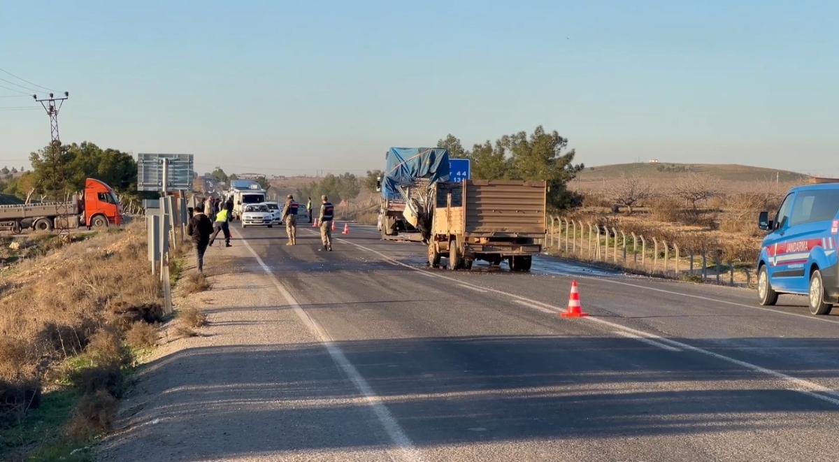 Şanlıurfa’da kamyonet tıra arkadan çarptı: 2 yaralı