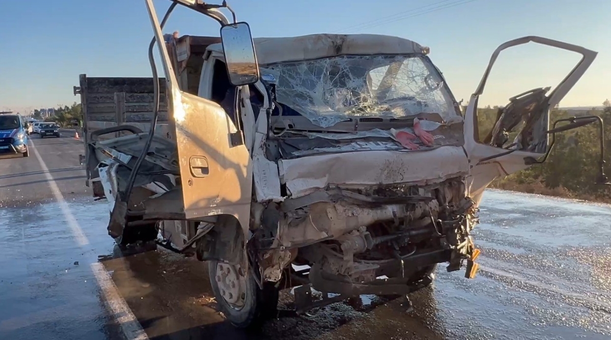 Şanlıurfa’da kamyonet tıra arkadan çarptı: 2 yaralı