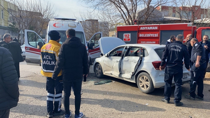 Ambulans ile otomobil çarpıştı: 2 yaralı